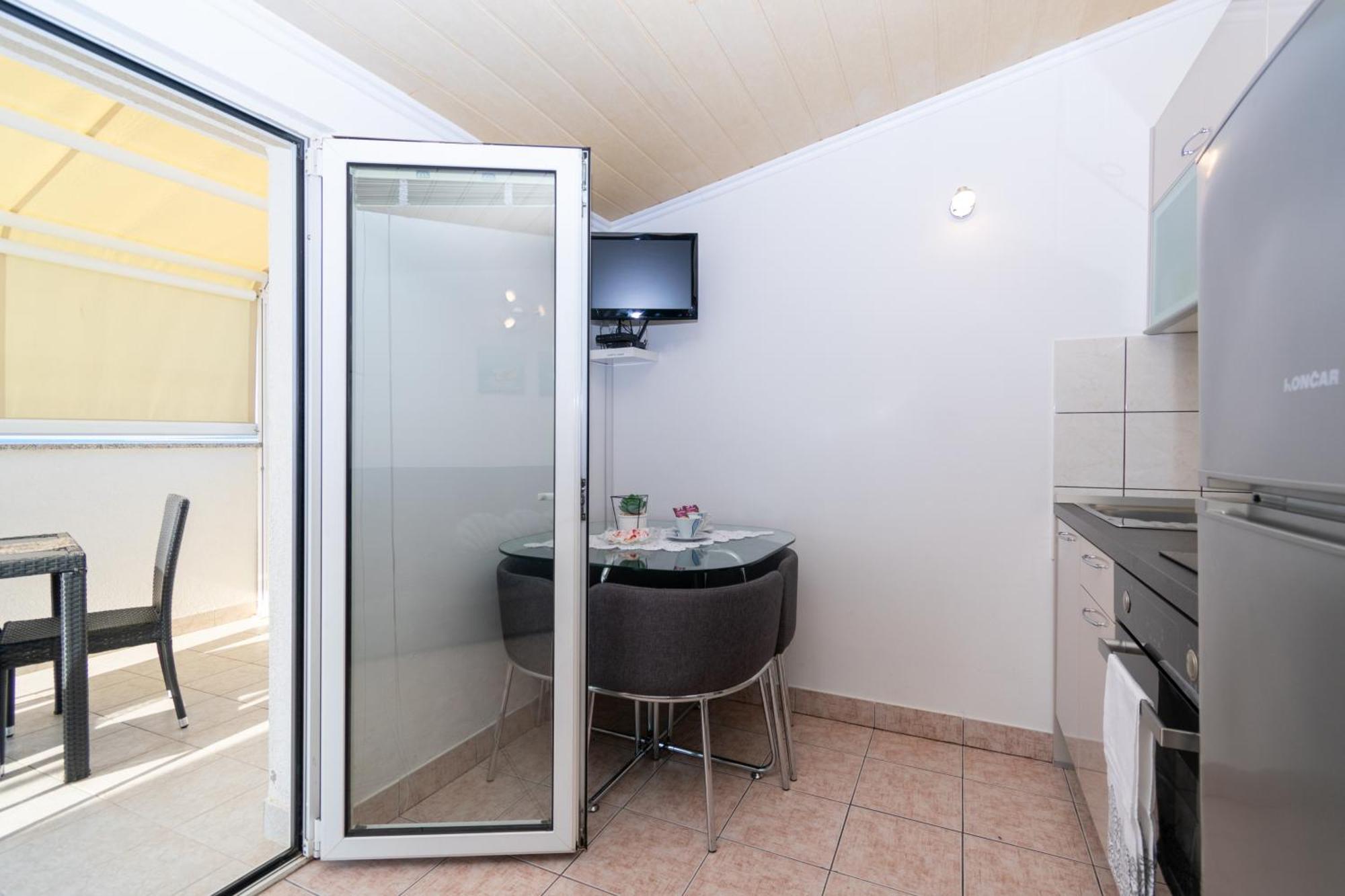 Apartments By The Sea Mandre, Pag - 4093 Kolan Rom bilde